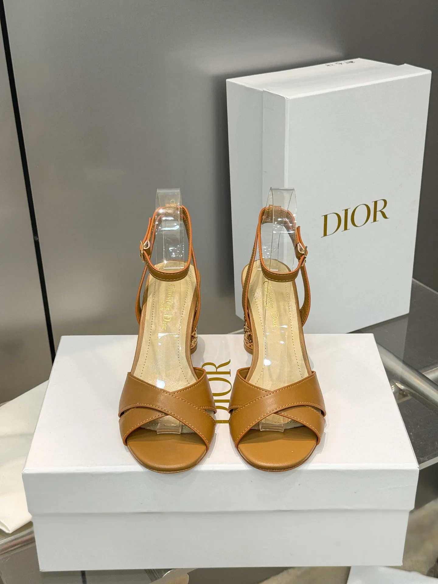👟👟Ex-factory price 560👟👟 Dior 2024 autumn and winter new Icon series cylindrical heel ankle strap women's shoes CD star same style high-heeled round toe cross strap color matching sandals Material: imported full-grain calfskin upper + water-dyed sheepskin lining feet + Italian genuine leather outsole Heel height: 8.5CM Size: 35-42 Standard code (40.41.42. Customized, non-refundable)